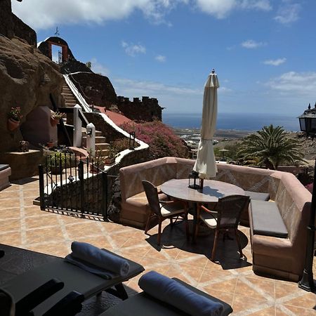 Castillo Lanzarote Villa Sophie - Luxury Villa -Sleep In A Volcanic Cave With Heated Pool ติอาส ภายนอก รูปภาพ
