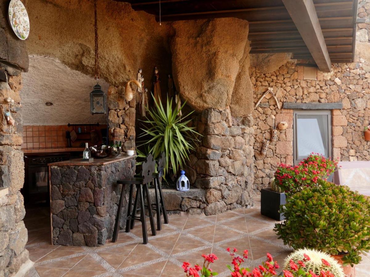 Castillo Lanzarote Villa Sophie - Luxury Villa -Sleep In A Volcanic Cave With Heated Pool ติอาส ภายนอก รูปภาพ