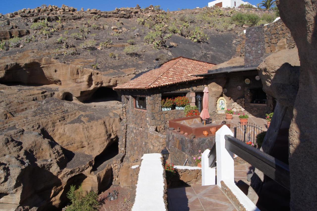 Castillo Lanzarote Villa Sophie - Luxury Villa -Sleep In A Volcanic Cave With Heated Pool ติอาส ภายนอก รูปภาพ