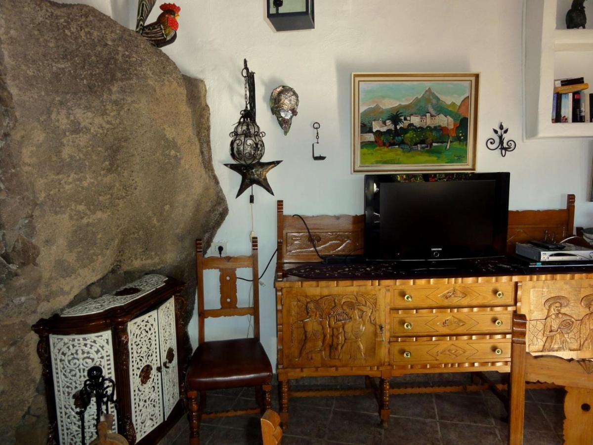 Castillo Lanzarote Villa Sophie - Luxury Villa -Sleep In A Volcanic Cave With Heated Pool ติอาส ภายนอก รูปภาพ