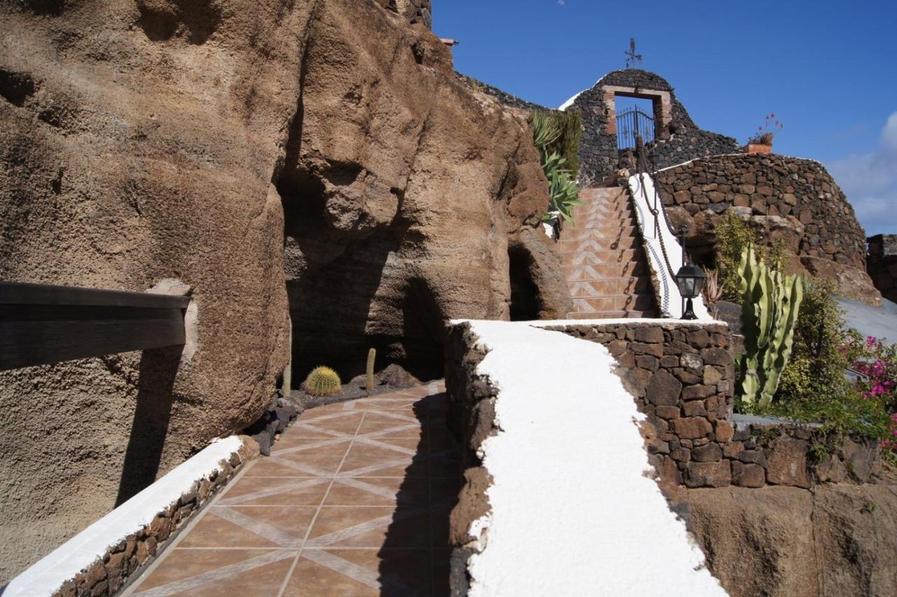 Castillo Lanzarote Villa Sophie - Luxury Villa -Sleep In A Volcanic Cave With Heated Pool ติอาส ภายนอก รูปภาพ