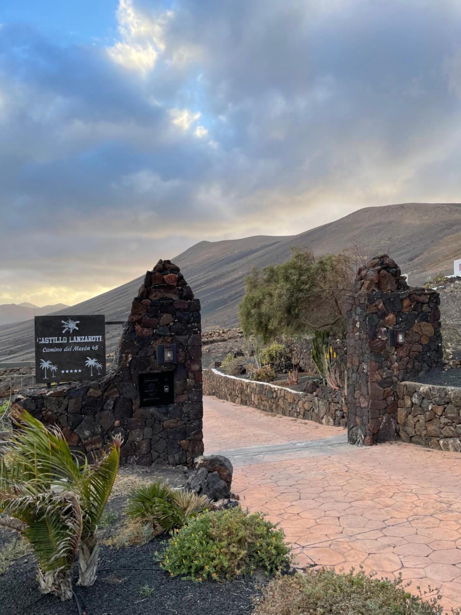 Castillo Lanzarote Villa Sophie - Luxury Villa -Sleep In A Volcanic Cave With Heated Pool ติอาส ภายนอก รูปภาพ