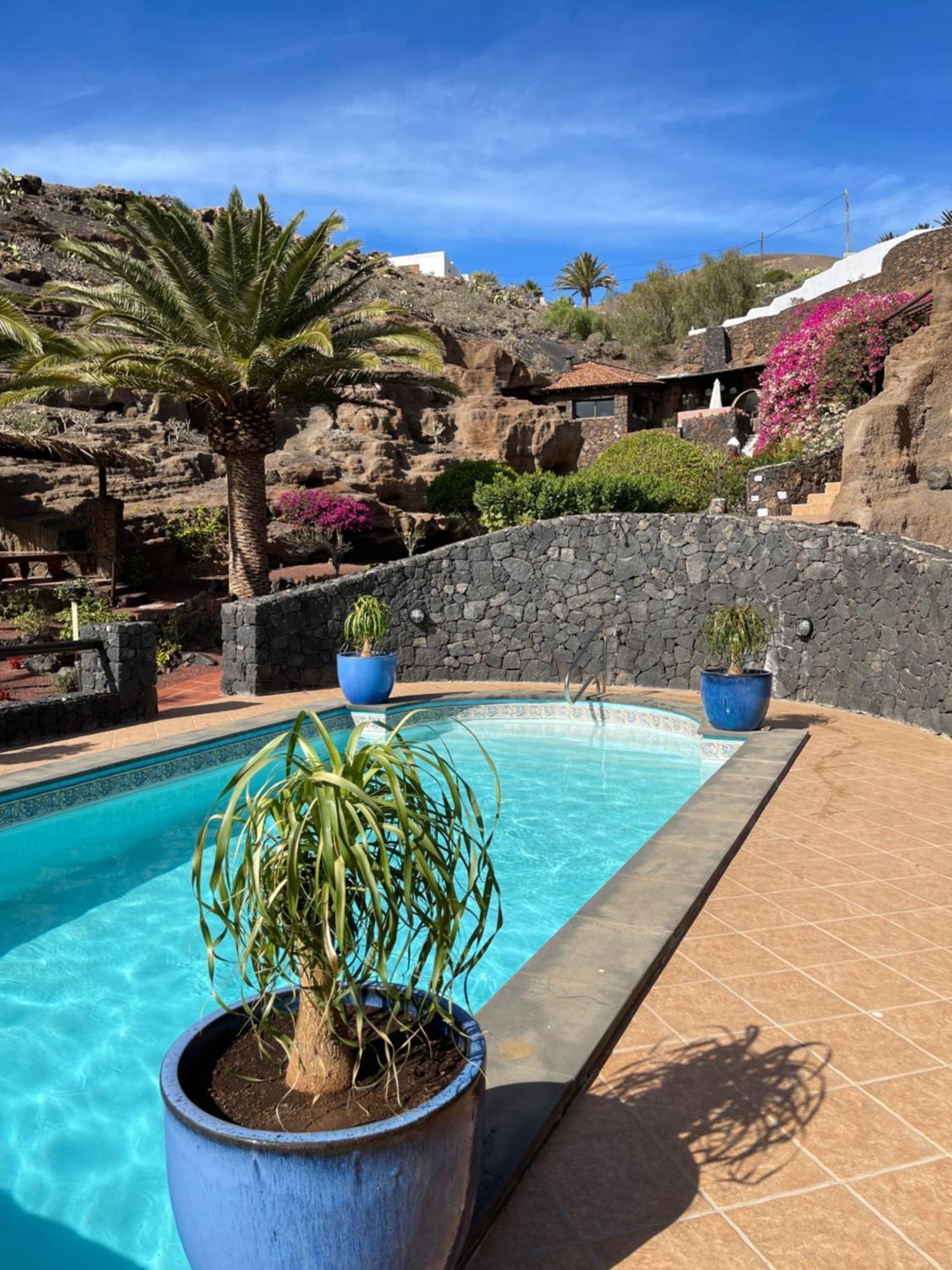 Castillo Lanzarote Villa Sophie - Luxury Villa -Sleep In A Volcanic Cave With Heated Pool ติอาส ภายนอก รูปภาพ