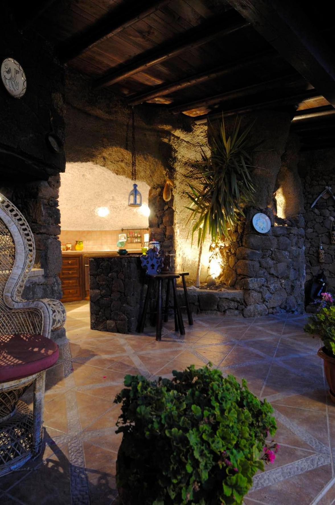 Castillo Lanzarote Villa Sophie - Luxury Villa -Sleep In A Volcanic Cave With Heated Pool ติอาส ภายนอก รูปภาพ
