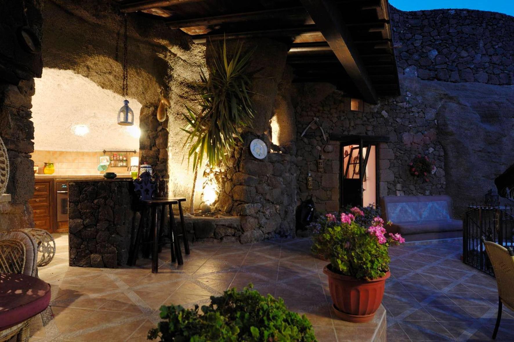 Castillo Lanzarote Villa Sophie - Luxury Villa -Sleep In A Volcanic Cave With Heated Pool ติอาส ภายนอก รูปภาพ