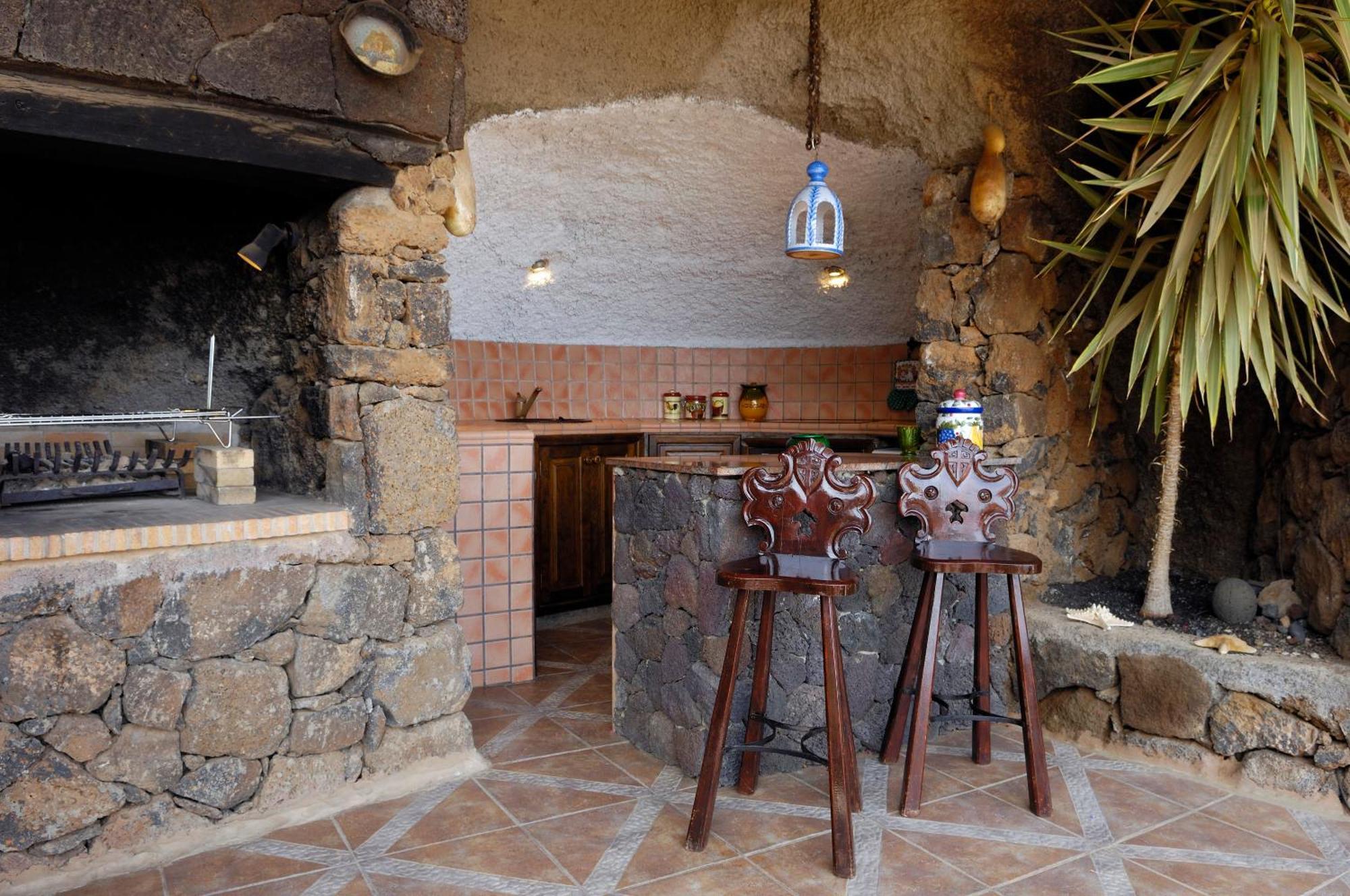 Castillo Lanzarote Villa Sophie - Luxury Villa -Sleep In A Volcanic Cave With Heated Pool ติอาส ภายนอก รูปภาพ