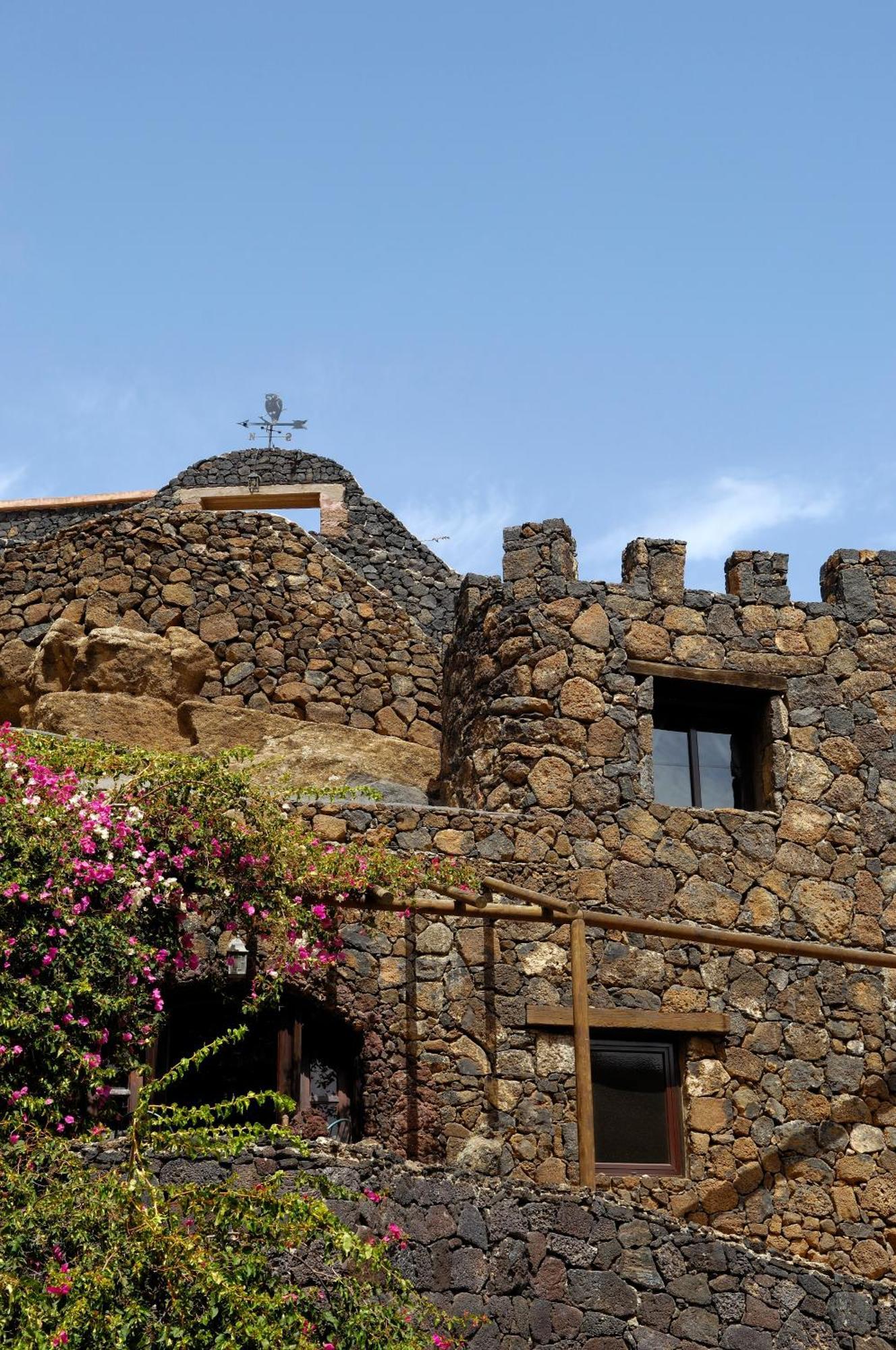 Castillo Lanzarote Villa Sophie - Luxury Villa -Sleep In A Volcanic Cave With Heated Pool ติอาส ภายนอก รูปภาพ
