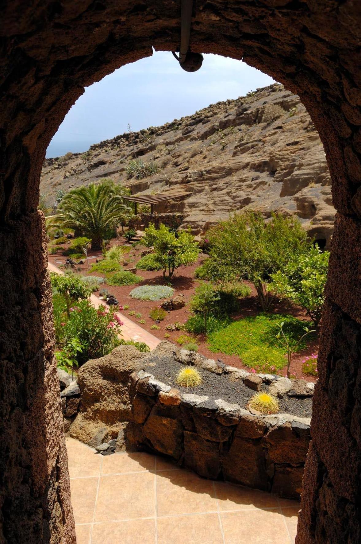 Castillo Lanzarote Villa Sophie - Luxury Villa -Sleep In A Volcanic Cave With Heated Pool ติอาส ภายนอก รูปภาพ