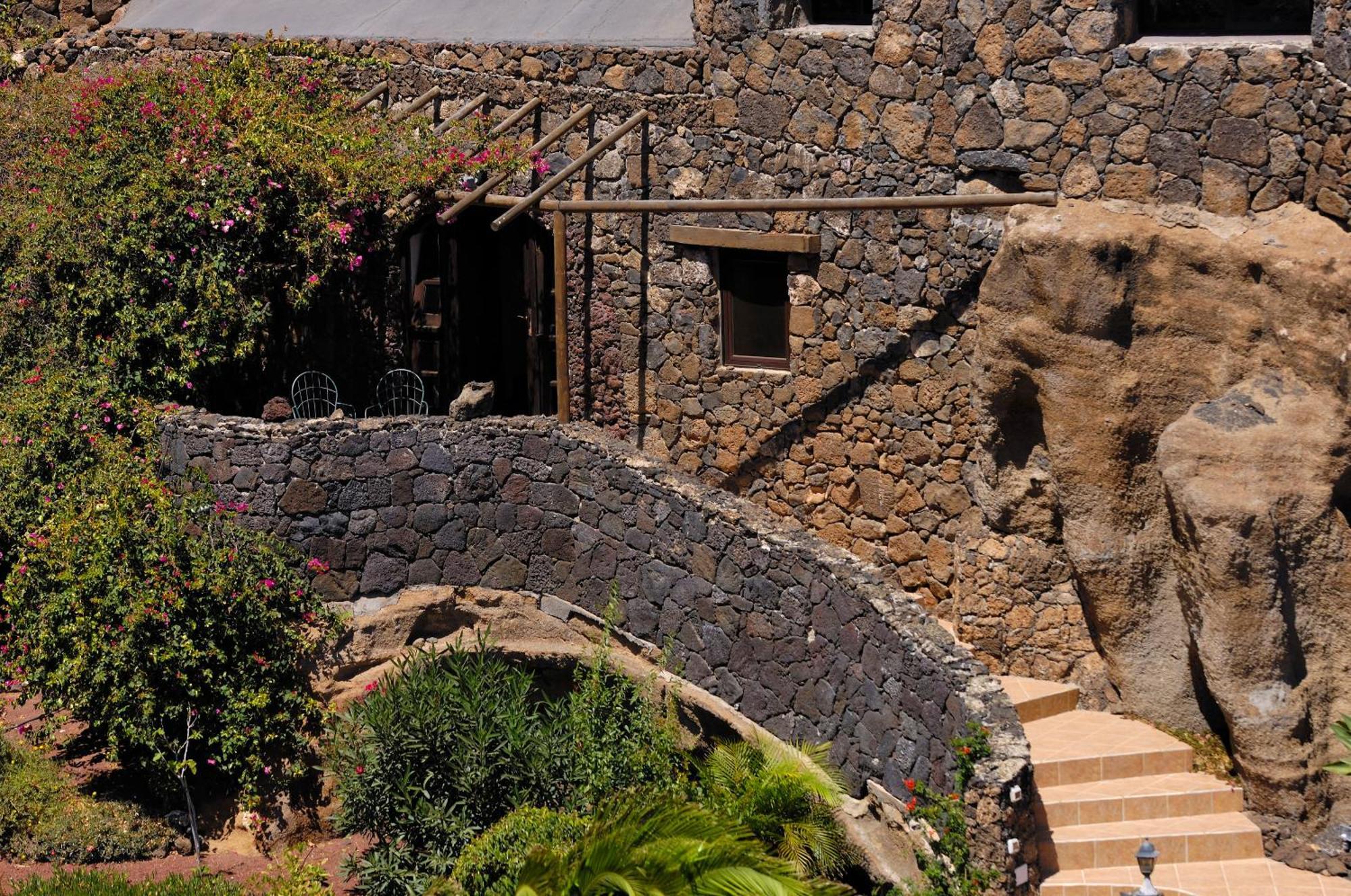 Castillo Lanzarote Villa Sophie - Luxury Villa -Sleep In A Volcanic Cave With Heated Pool ติอาส ภายนอก รูปภาพ