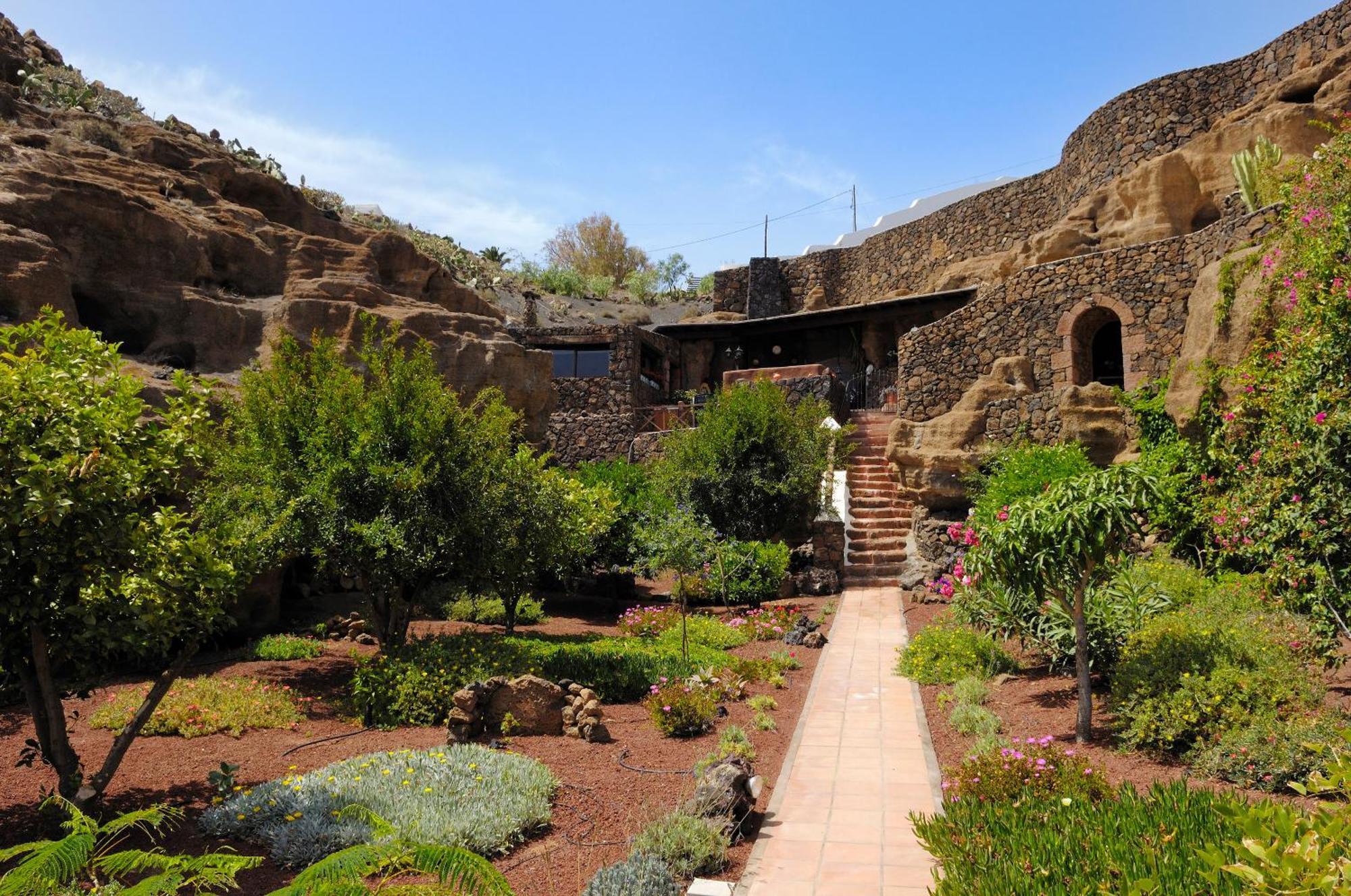 Castillo Lanzarote Villa Sophie - Luxury Villa -Sleep In A Volcanic Cave With Heated Pool ติอาส ภายนอก รูปภาพ