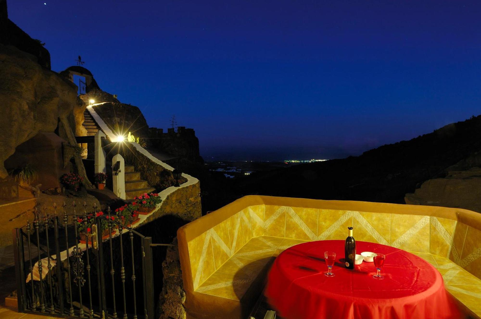 Castillo Lanzarote Villa Sophie - Luxury Villa -Sleep In A Volcanic Cave With Heated Pool ติอาส ภายนอก รูปภาพ