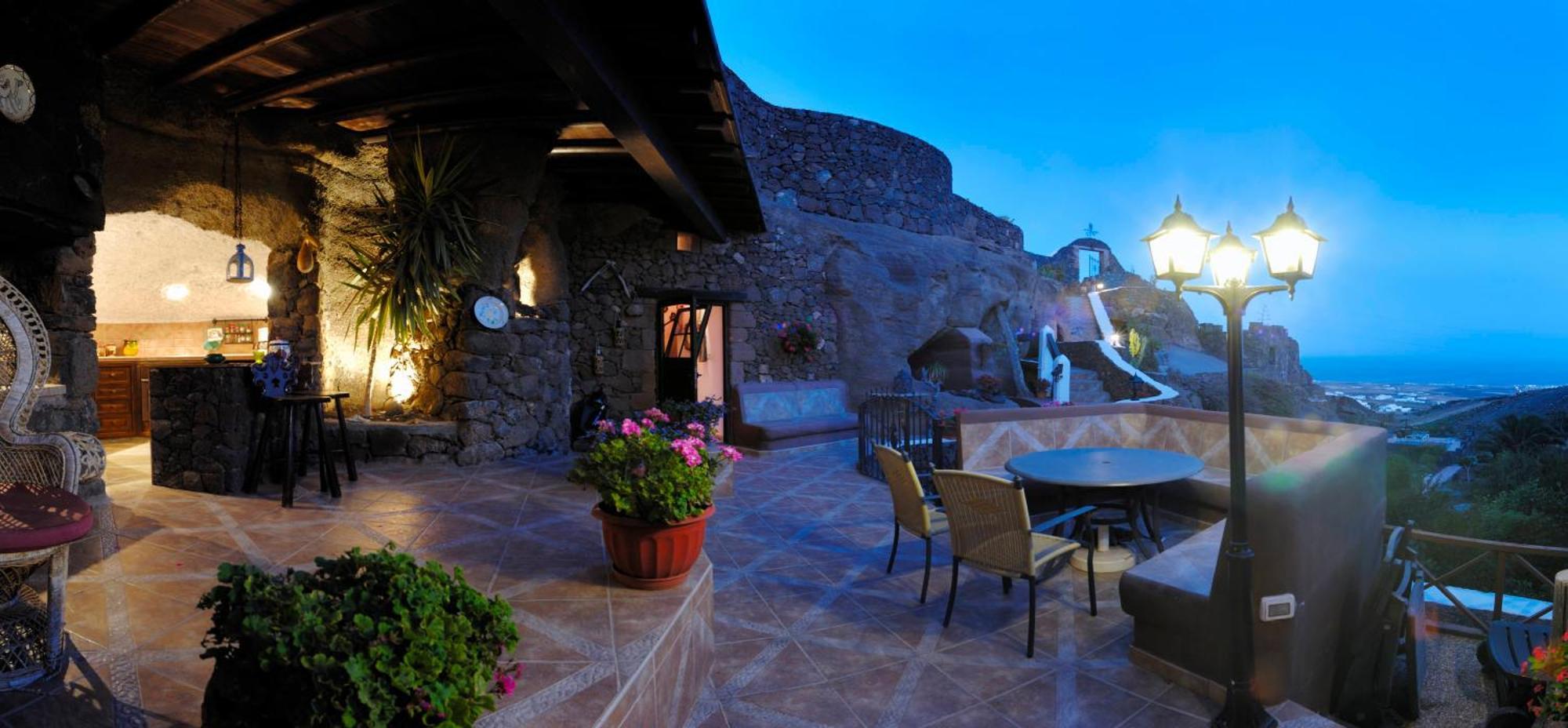 Castillo Lanzarote Villa Sophie - Luxury Villa -Sleep In A Volcanic Cave With Heated Pool ติอาส ภายนอก รูปภาพ