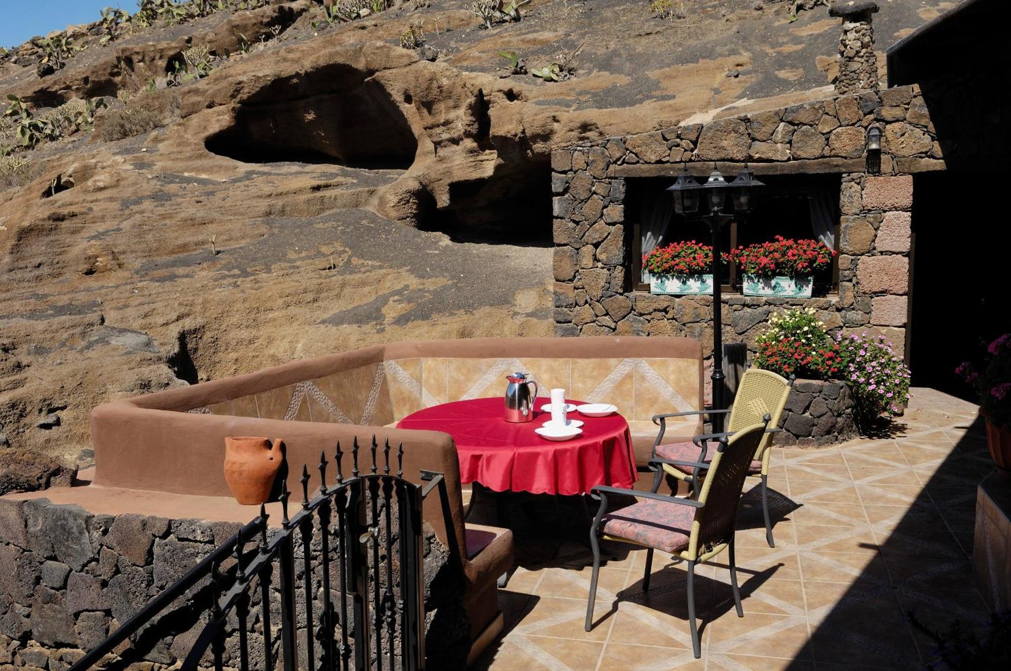 Castillo Lanzarote Villa Sophie - Luxury Villa -Sleep In A Volcanic Cave With Heated Pool ติอาส ภายนอก รูปภาพ