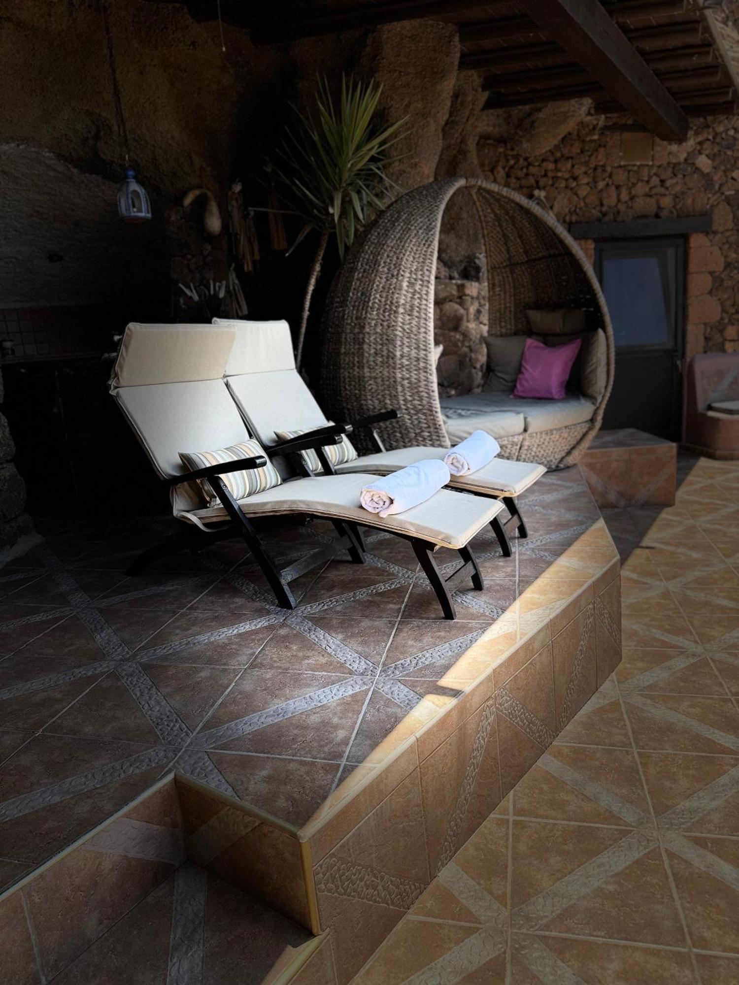 Castillo Lanzarote Villa Sophie - Luxury Villa -Sleep In A Volcanic Cave With Heated Pool ติอาส ภายนอก รูปภาพ
