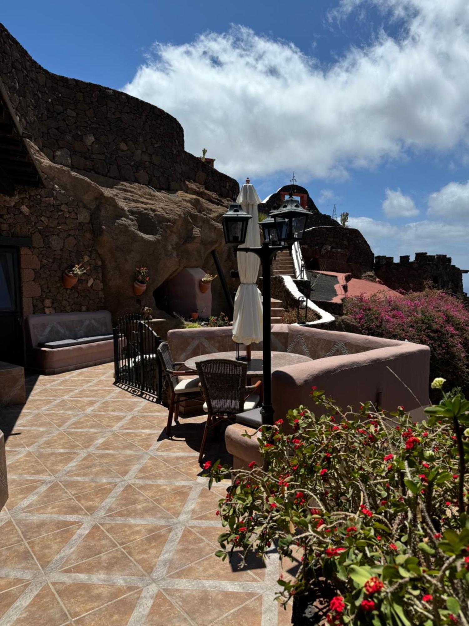 Castillo Lanzarote Villa Sophie - Luxury Villa -Sleep In A Volcanic Cave With Heated Pool ติอาส ภายนอก รูปภาพ