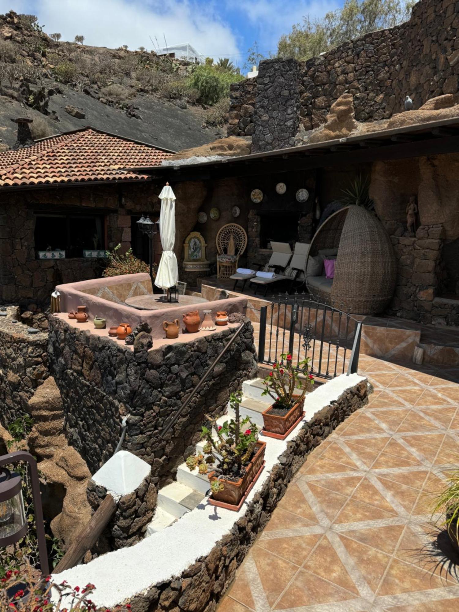Castillo Lanzarote Villa Sophie - Luxury Villa -Sleep In A Volcanic Cave With Heated Pool ติอาส ภายนอก รูปภาพ