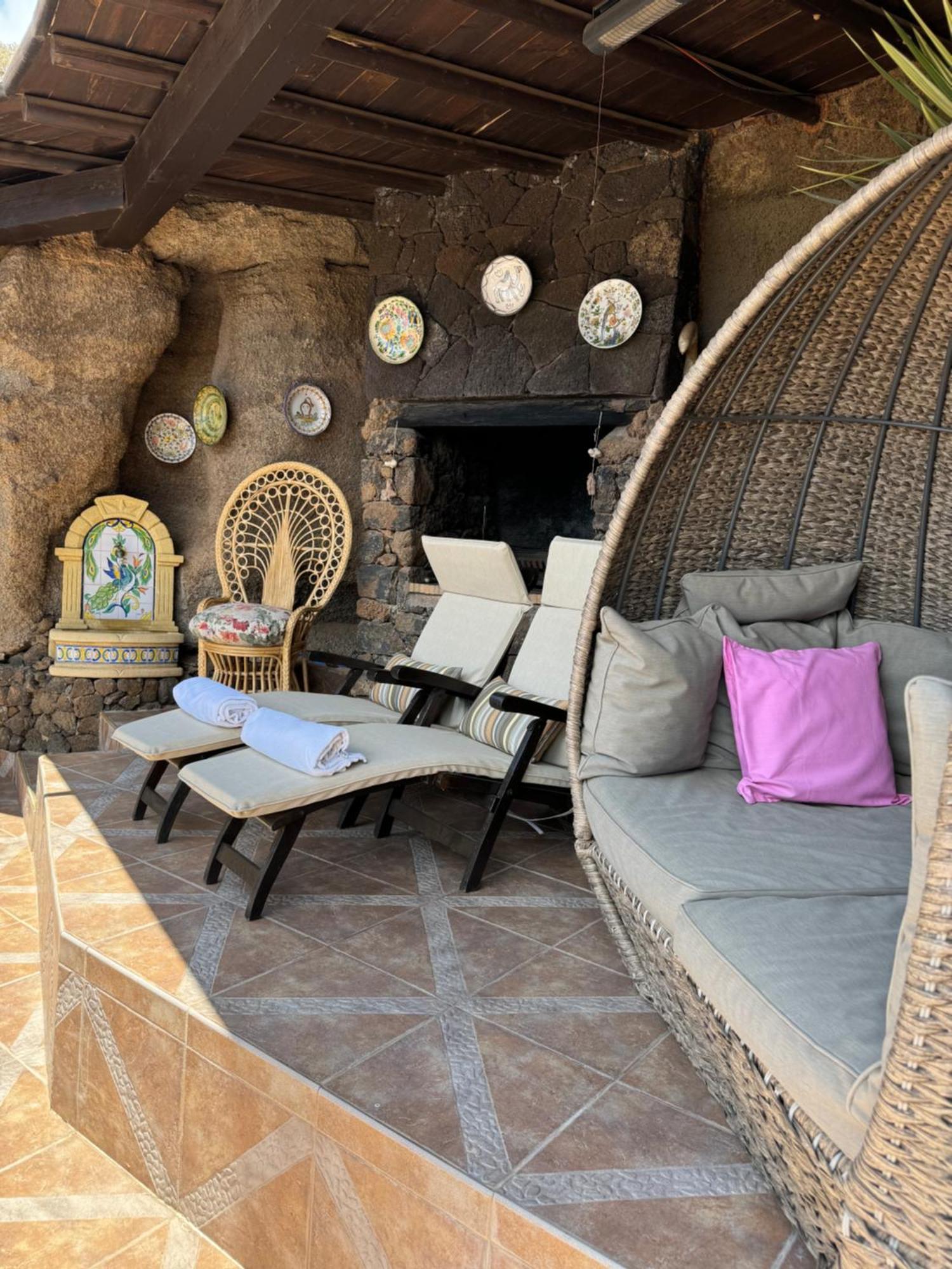 Castillo Lanzarote Villa Sophie - Luxury Villa -Sleep In A Volcanic Cave With Heated Pool ติอาส ภายนอก รูปภาพ