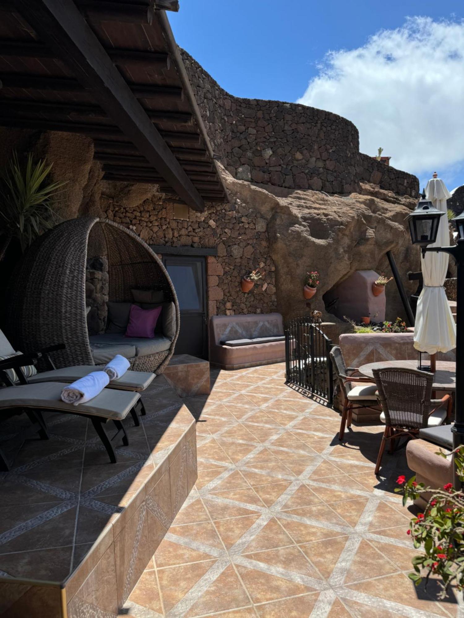 Castillo Lanzarote Villa Sophie - Luxury Villa -Sleep In A Volcanic Cave With Heated Pool ติอาส ภายนอก รูปภาพ