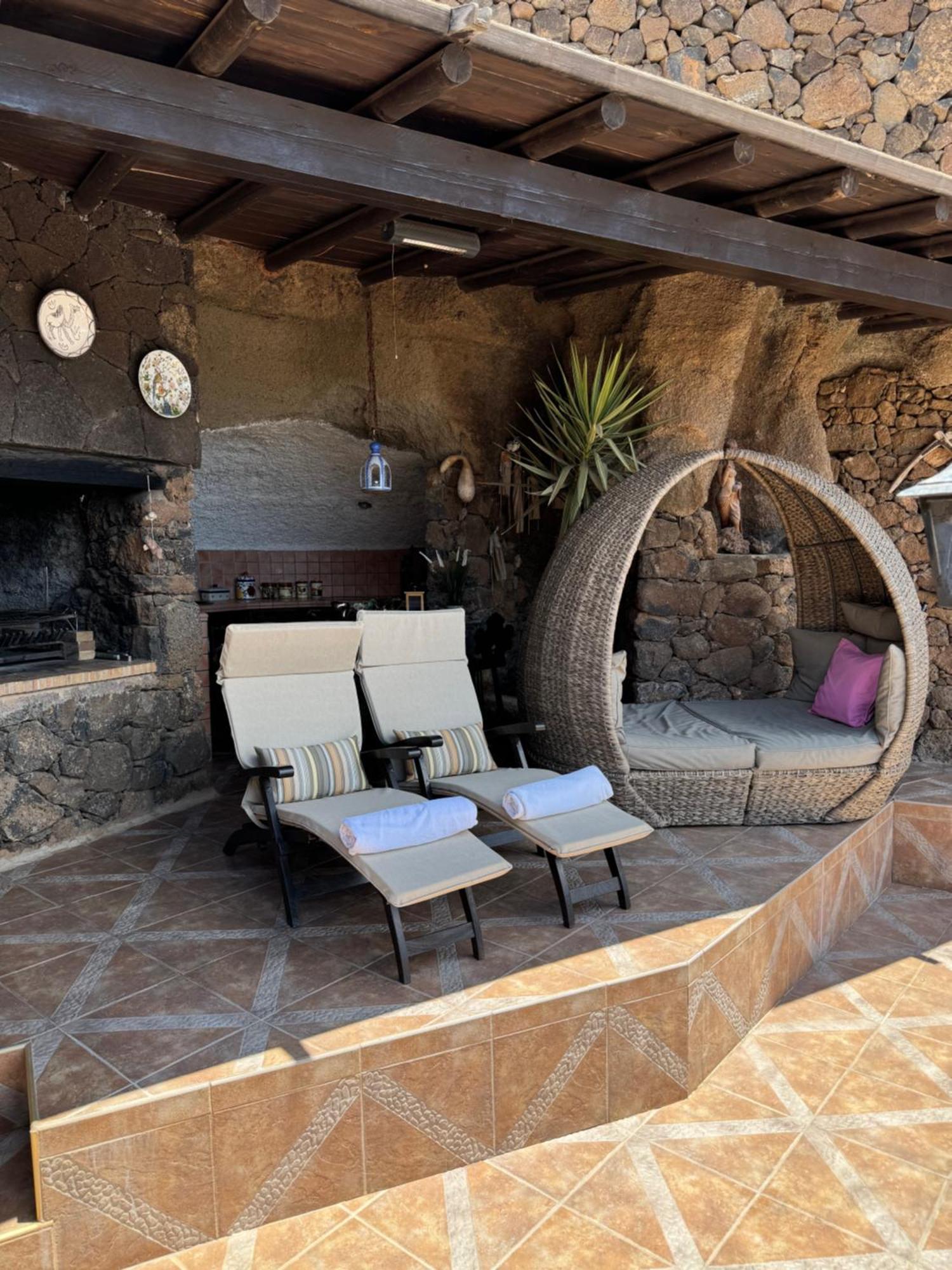 Castillo Lanzarote Villa Sophie - Luxury Villa -Sleep In A Volcanic Cave With Heated Pool ติอาส ภายนอก รูปภาพ