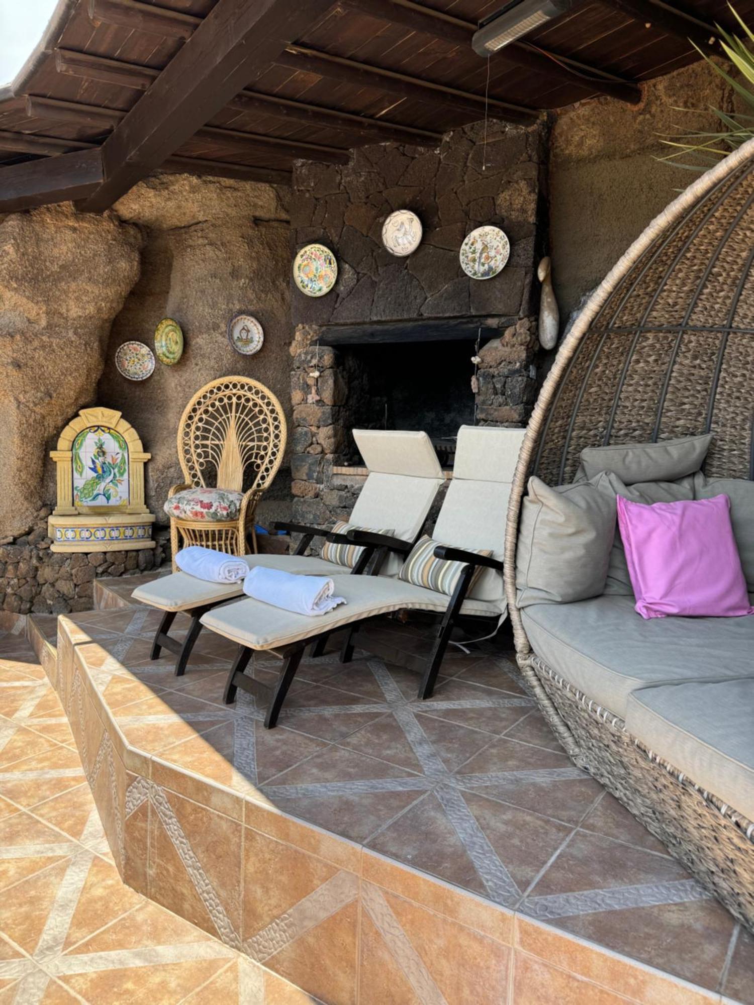 Castillo Lanzarote Villa Sophie - Luxury Villa -Sleep In A Volcanic Cave With Heated Pool ติอาส ภายนอก รูปภาพ