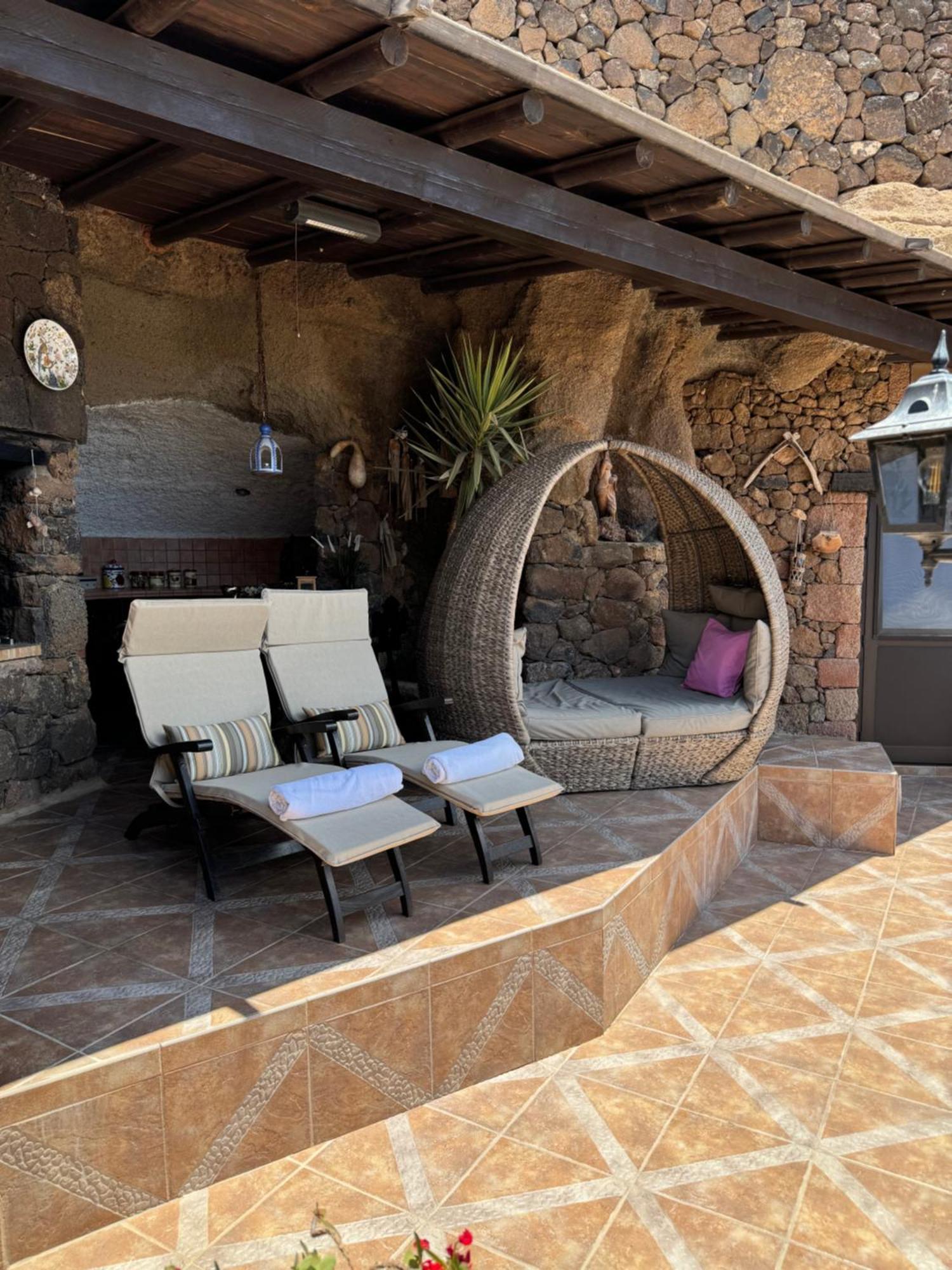 Castillo Lanzarote Villa Sophie - Luxury Villa -Sleep In A Volcanic Cave With Heated Pool ติอาส ภายนอก รูปภาพ