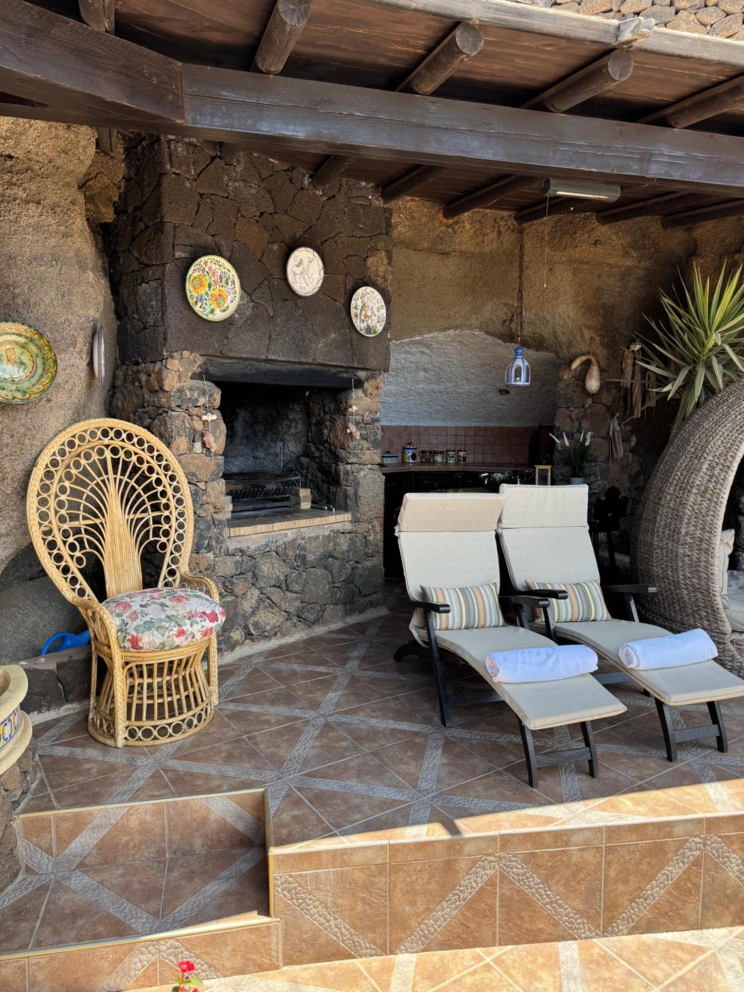 Castillo Lanzarote Villa Sophie - Luxury Villa -Sleep In A Volcanic Cave With Heated Pool ติอาส ภายนอก รูปภาพ